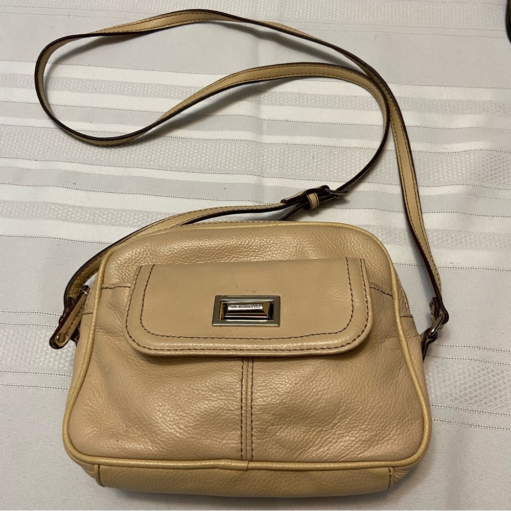 TIGNANELLO Pebble Grain Womens Crossbody with Interior & Exterior Pockets
